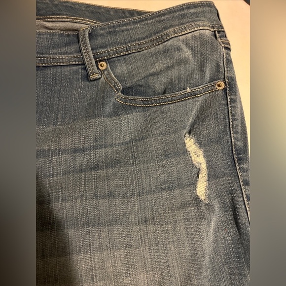 Torrid Premium Women’s Luxe Skinny Jeans Sz 22R Light Wash Torn Distressed EUC - Picture 5 of 8